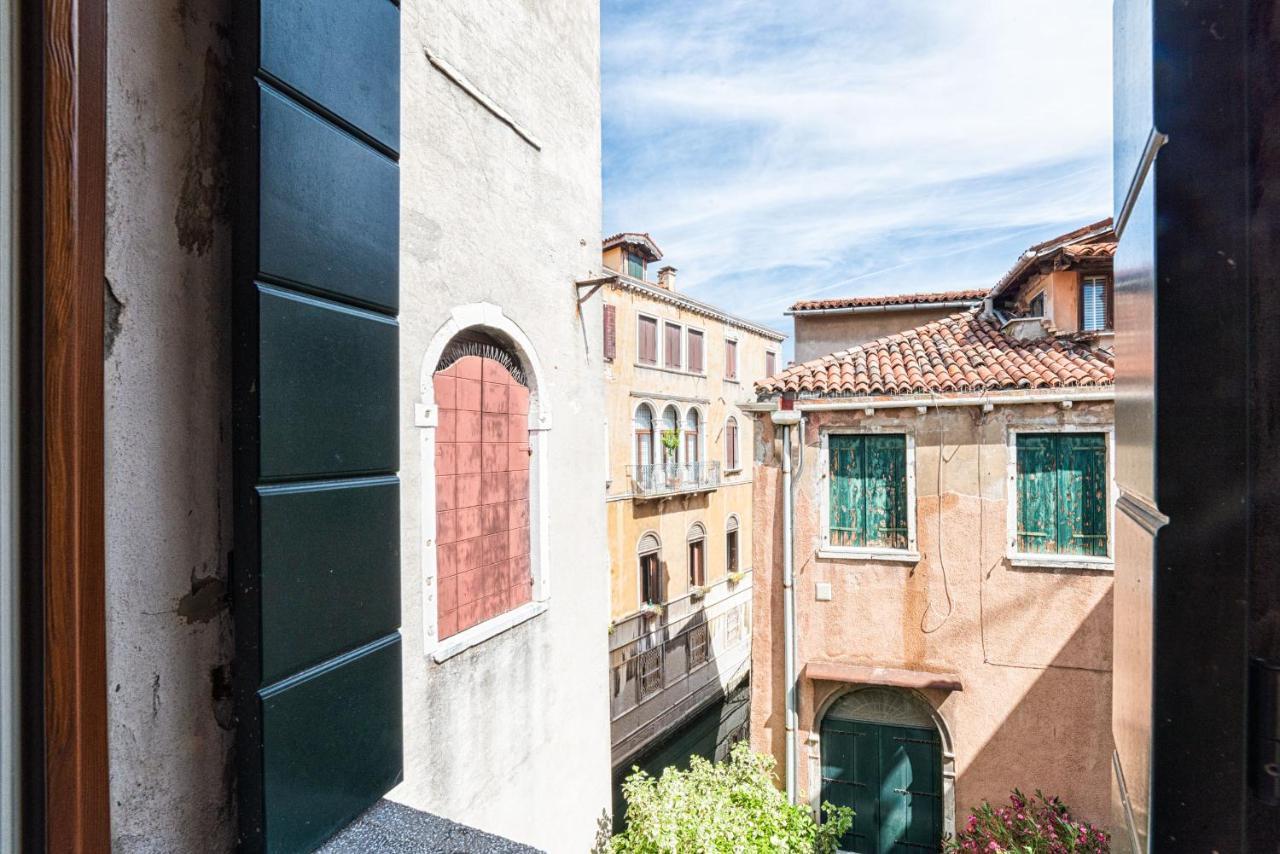 Casanova Fenice - Canal View Венеция Экстерьер фото