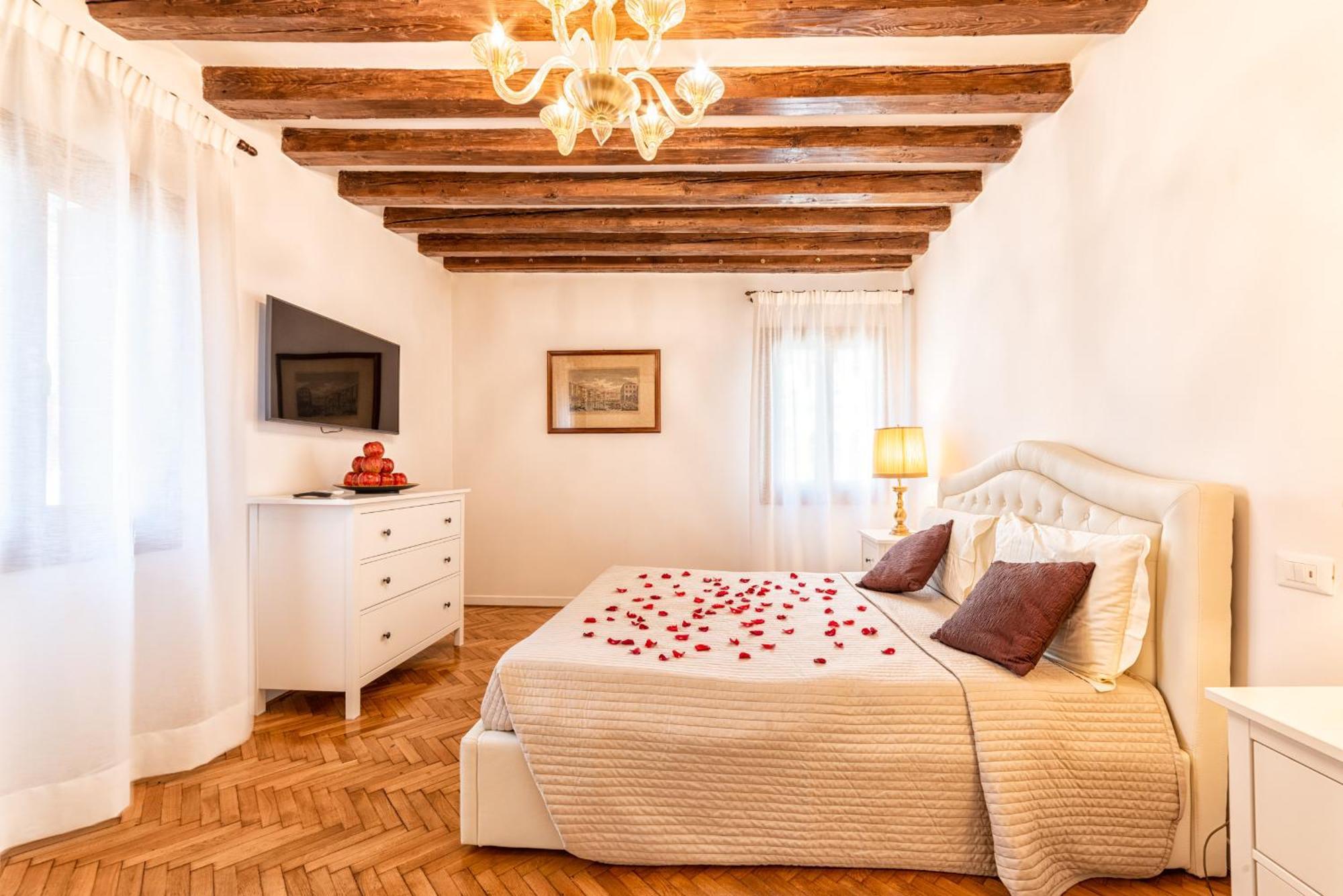 Casanova Fenice - Canal View Венеция Номер фото