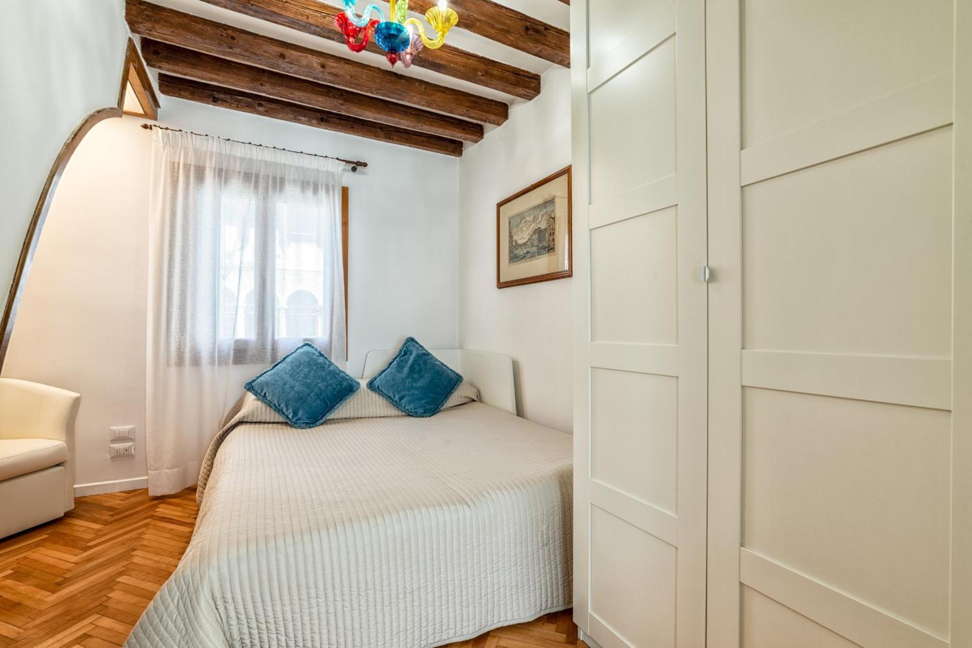 Casanova Fenice - Canal View Венеция Номер фото